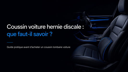 Image d’illustration pour un guide sur le coussin voiture hernie discale, avec intérieur de voiture bleu noir et coussin lombaire